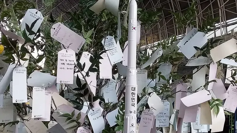 야외 광장에 전시된 실물 크기 누리호 로켓 모형 및 어린이 응원 쪽지