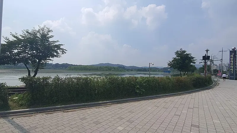 왕송호수 일대 철새 도래지를 한눈에 바라보는 전망 쉼터
