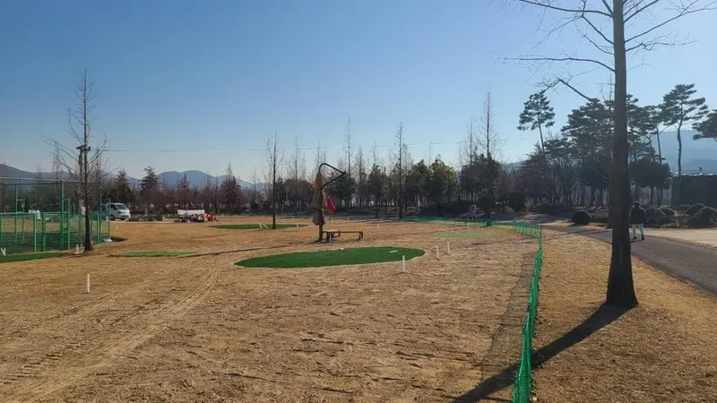 우주항공테마공원 외곽에 조성된 쾌적한 잔디 트랙 및 산책로