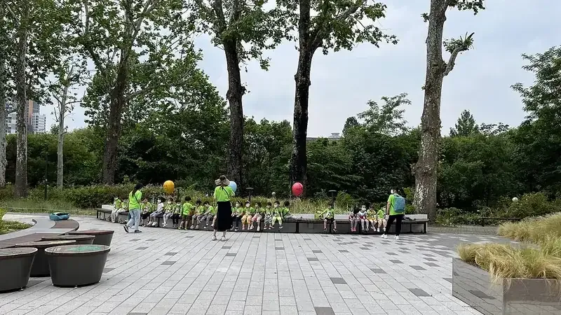울창한 수목 그늘 아래 가족 피크닉 벤치 쉼터