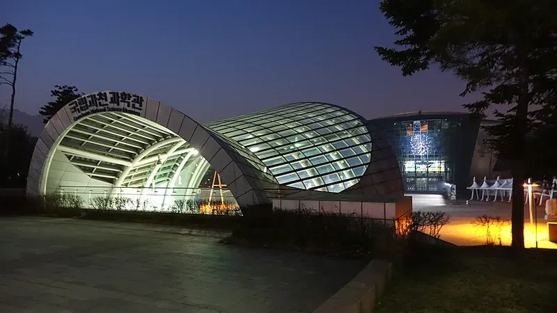 국립과천과학관 아치형 정문 입구 및 대공원역 6번 출구 직결 보행광장