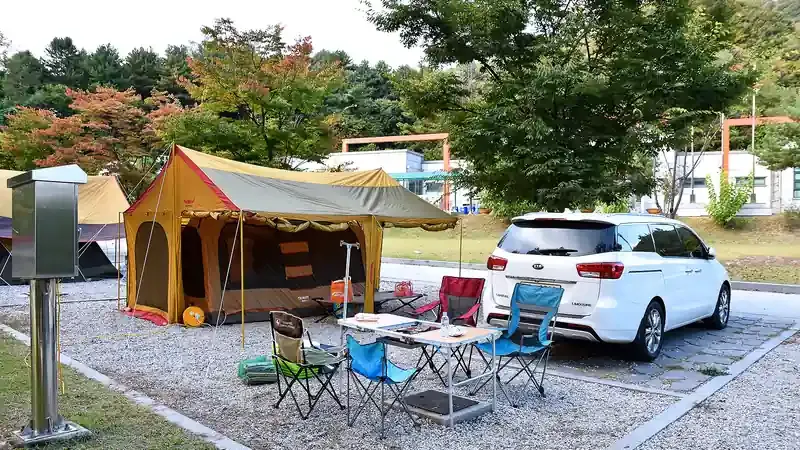 넓은 파쇄석 오토캠핑 사이트 바로 옆 1:1 문앞주차 공간 및 개별 배전함