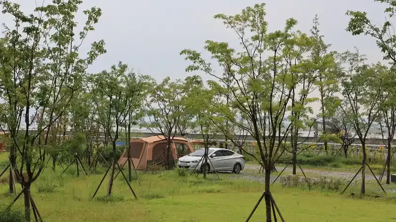 오토캠핑 사이트 바로 옆 1:1 전용 주차구획 및 단독 전기 분전함
