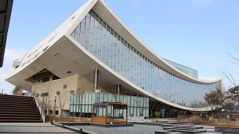 동측 진입광장 및 도서관 보행 진입로