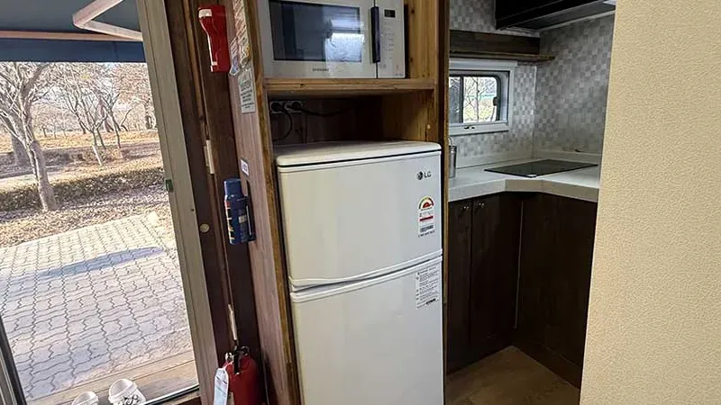 오토캠핑장 사이트 전용 주차 공간 및 차량 진입로