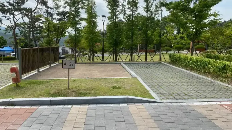 오토캠핑 사이트 바로 옆 1:1 차량 전용 주차구역 및 포장 진입로