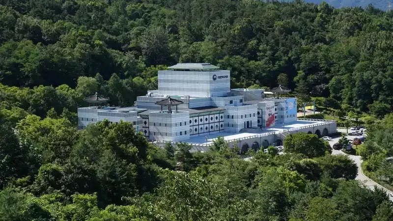 국악의 성지 대형 전용 지상 주차장 및 무장애 보행로