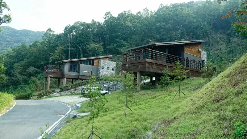 산림문화휴양관 앞 넓은 전용 주차장 및 보행 안전 진입로