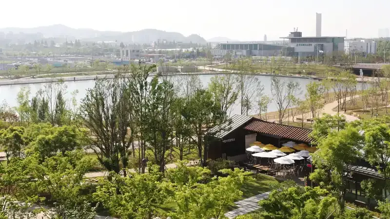 마곡나루역 연결 보행 데크 및 지하주차장 입구 광장