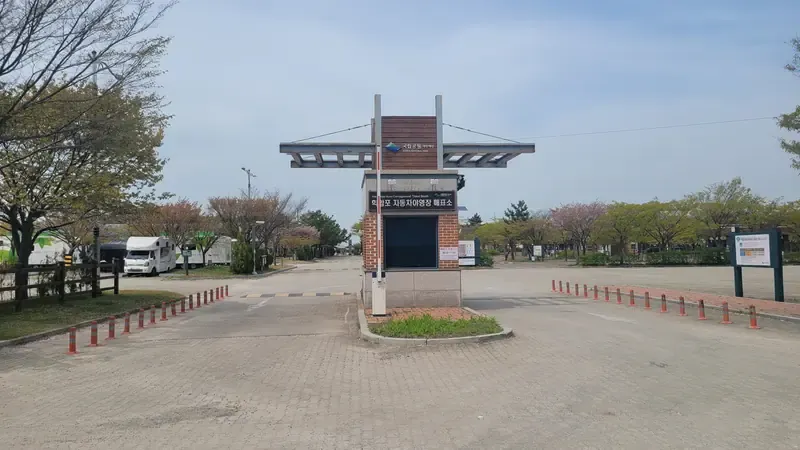 오토캠핑 사이트 바로 앞 1:1 직결 독립 문 앞 주차구역