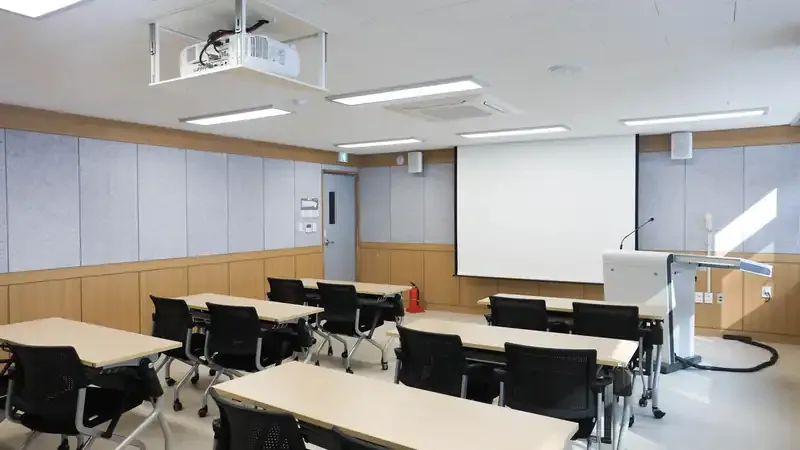 생활관 입구와 바로 연결되는 안전하고 넓은 지상 주차장