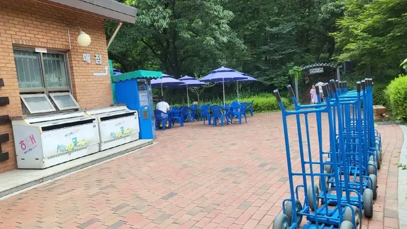 캠핑장 진입로 주차장 및 짐 이동용 카트 대여소와 매점이 위치한 관리사무실