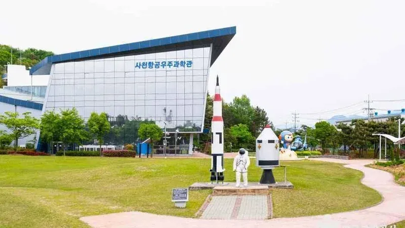과학관 앞 지상 무료 주차장 및 야외 비행기 전시장 진입로