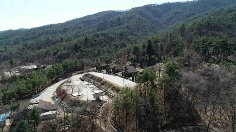 숲속의집 단지 앞 원형 진입로 및 문 앞 주차 공간