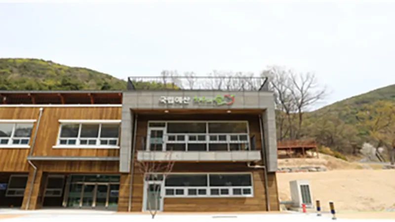 치유센터 본관 입구 및 전용 주차장 연결 무장애 보행로