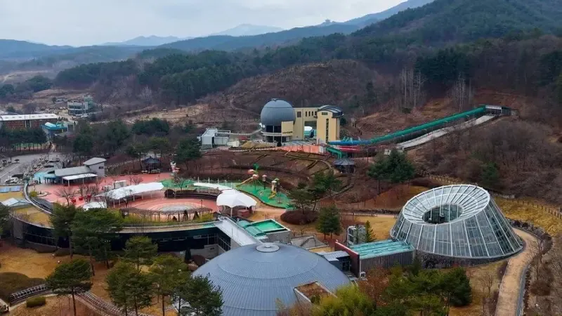 반디랜드 광장 진입로 및 대형 무료 공영 주차공간