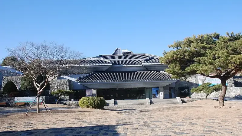 진주성 보행 진입로 및 박물관 정면 광장