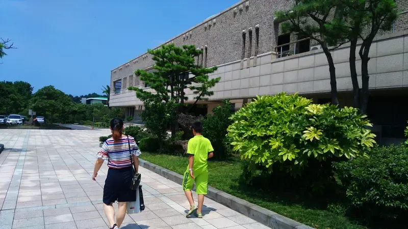 도서관 정문 보행 진입로 및 완경사 무장애길