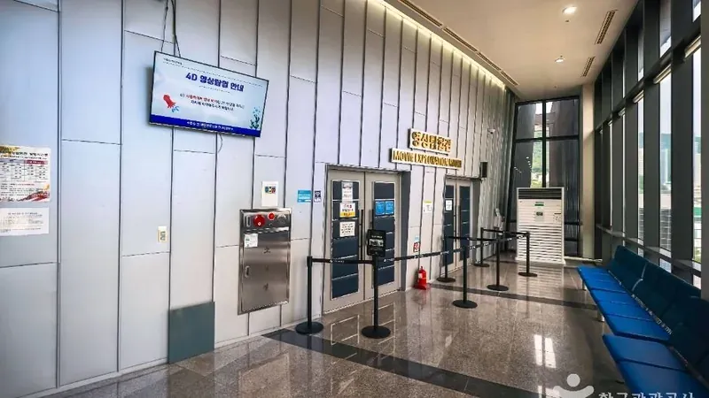 조선해양문화관 정문 진입로 및 무장애 주차장