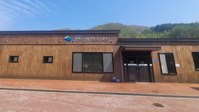 야영 사이트 인근 지상 주차장 및 캠핑 짐 하역 구역
