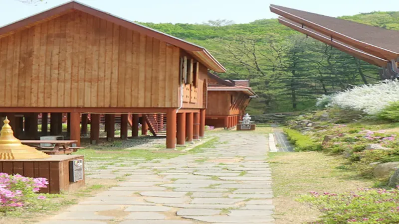 각국 전통 테마 가옥 바로 앞 1:1 전용 주차공간