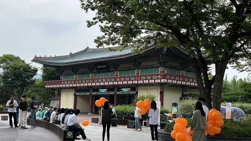 정문 유모차 무장애 진입로 및 관람객 보행 광장