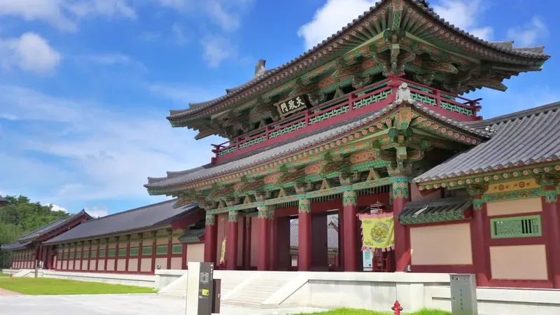 정문 진입 광장 및 넓은 평탄 주차 보행로