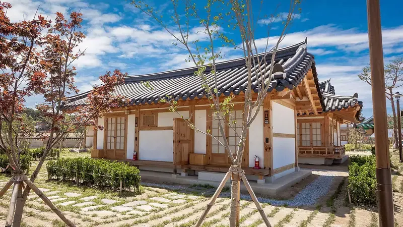 한옥 독채 숙소 단지 진입로 및 전용 평탄 주차장