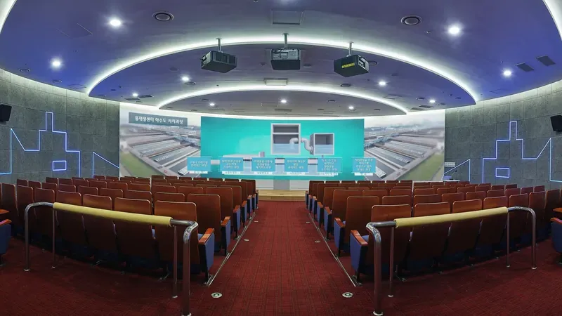 지상 무료 전용 주차장 및 유모차 무장애 보행 램프 진입로