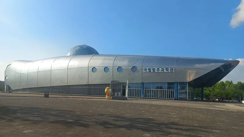 국립광주과학관 중앙 잔디광장 및 유모차 무장애 산책로