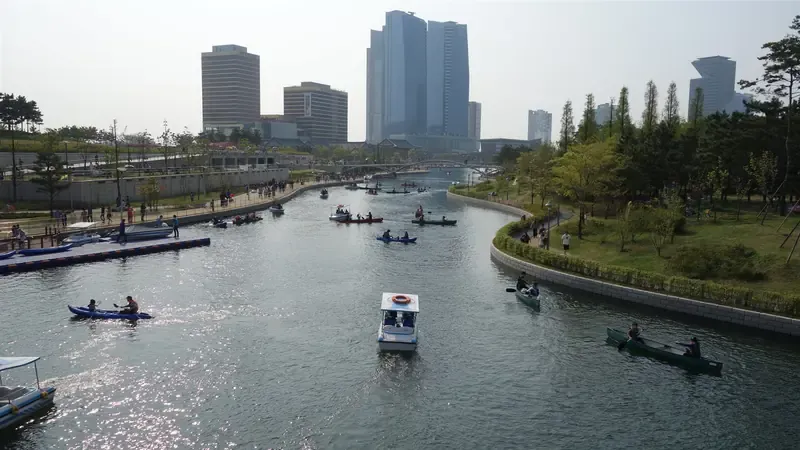 센트럴파크역 직결 지하철 보행로 및 호수 산책로