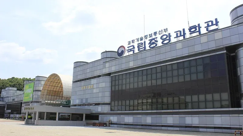 국립중앙과학관 정문 고객주차장 및 유모차 무장애 진입 보행로