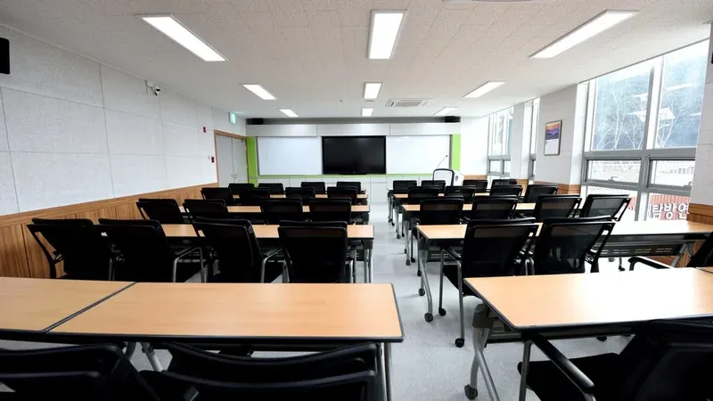 방문자센터 및 숙소동 앞 안전하고 넓은 지상 주차장