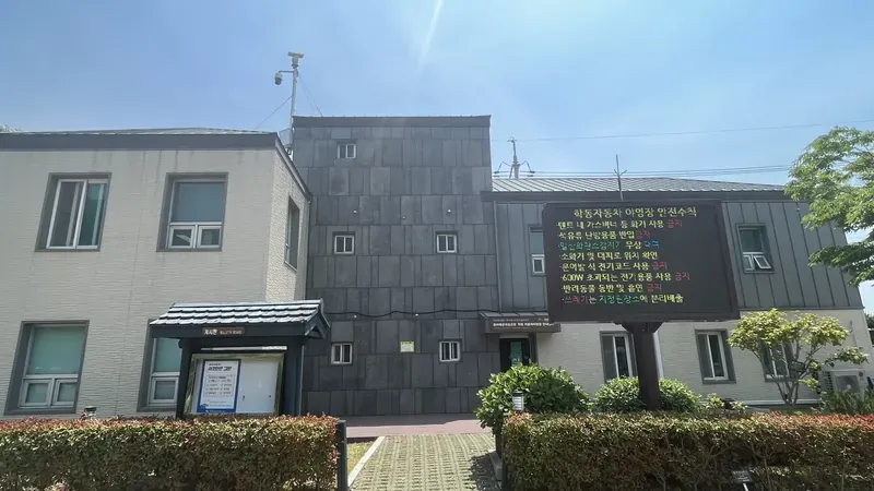 오토캠핑 사이트 바로 옆 1:1 직결 문 앞 주차구역