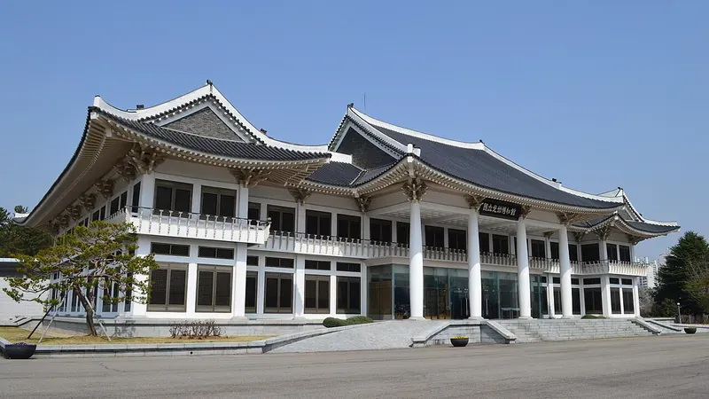 정문 대형 전용 주차장 및 매화정원 진입로