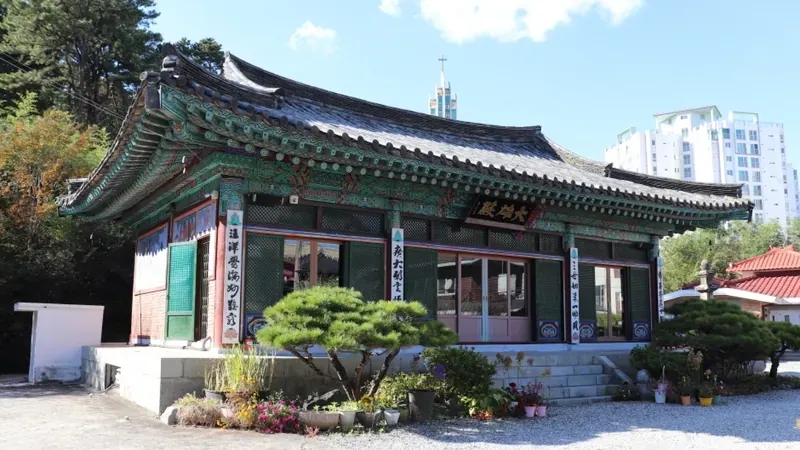 장태산자연휴양림 입구 광장 및 진입 주차 구역