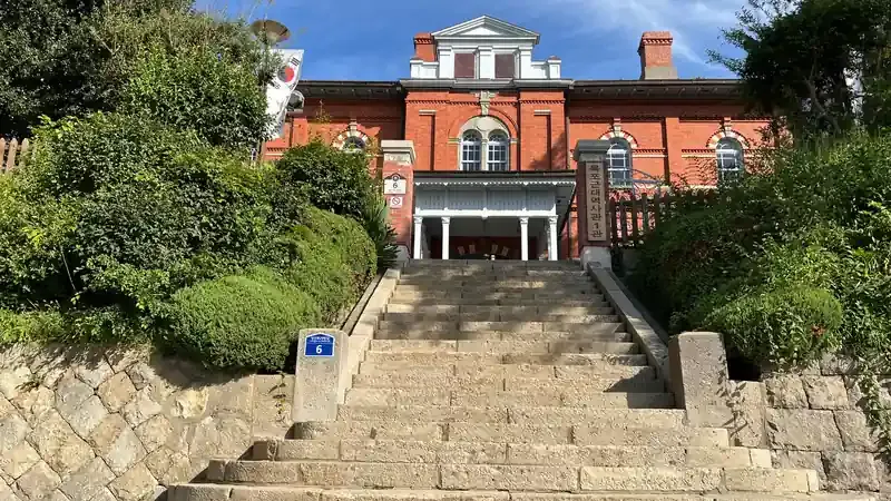 1관 진입 계단 및 유달산 자락 보행 진입로