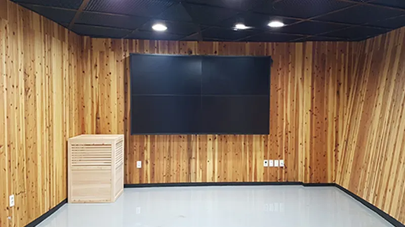 방문자 힐링센터 입구 및 유모차 이동이 수월한 완만한 숲 진입로