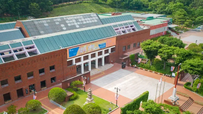 정문 무료 주차장 및 솔숲 무장애 보행 진입로