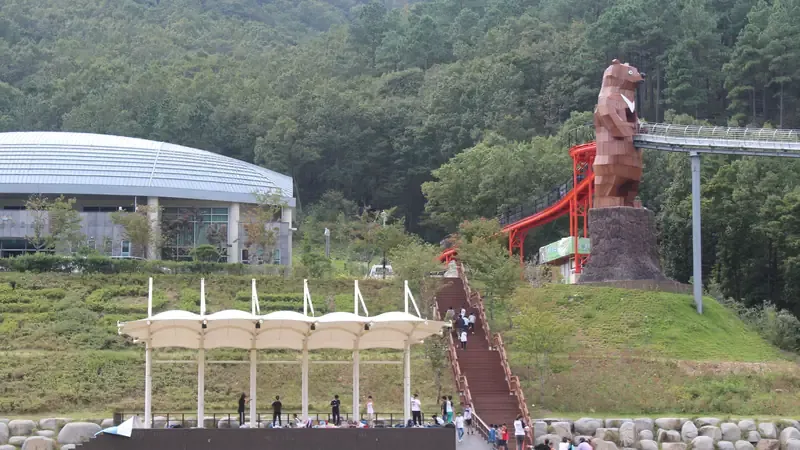 숲속의집 및 휴양관 1:1 문 앞 주차구역