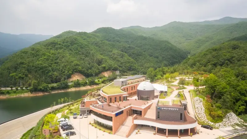 탐방원 로비 및 숙소동 직결 평탄 주차구역