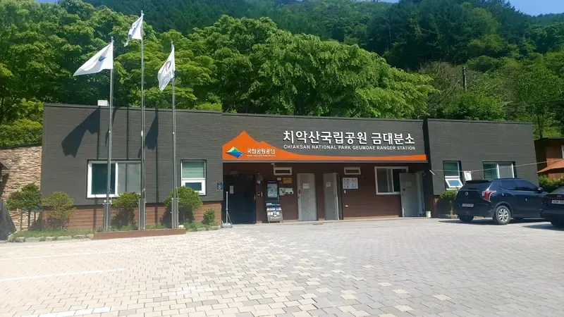 전용 주차장에서 영지로 짐 운반이 편리한 전동 카트 보관소