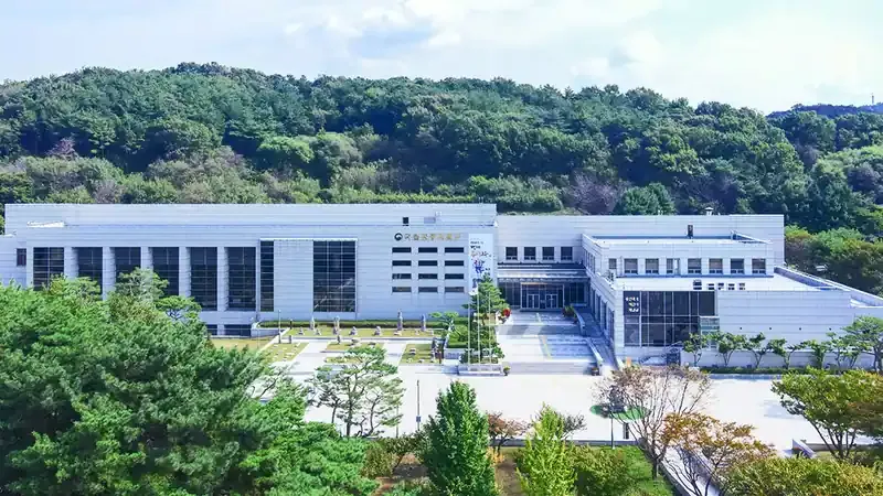 박물관 전용 무료 지상 주차장 및 무장애 보행로