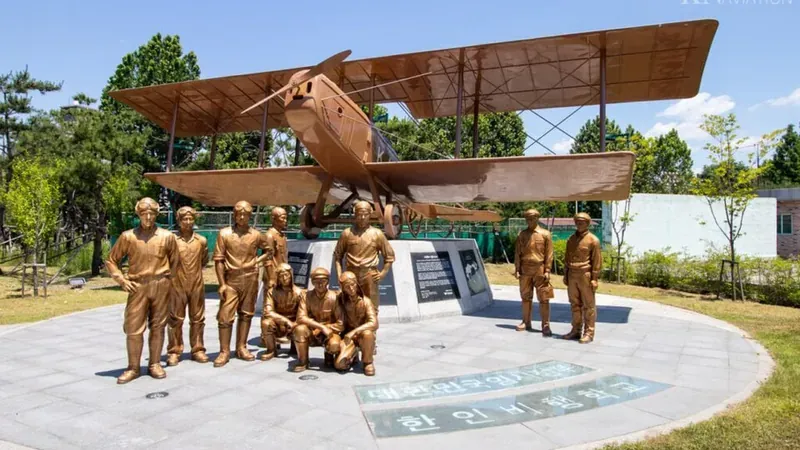 박물관 전용 지상 진입로 및 야외 비행학교 기념광장