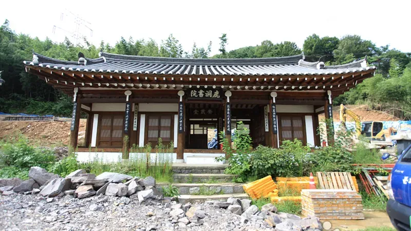 숲 그늘 아래 마련된 전통 정자 쉼터 및 피크닉존