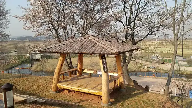 캠핑장 초입에 위치한 가족 피크닉 밤게 원두막