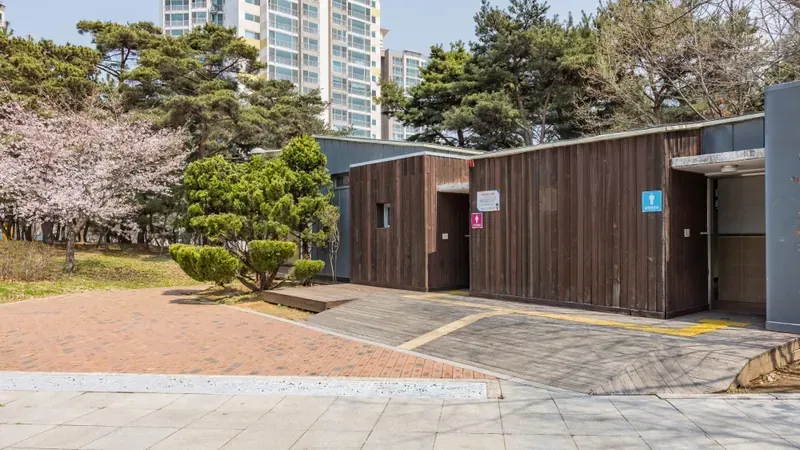 피크닉 매트와 그늘막 쉼터가 허용되는 대형 잔디마당