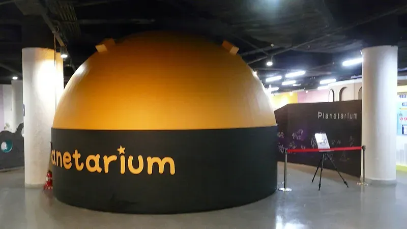 은빛 돔 천체투영관 Planetarium 돔 영상관 입구