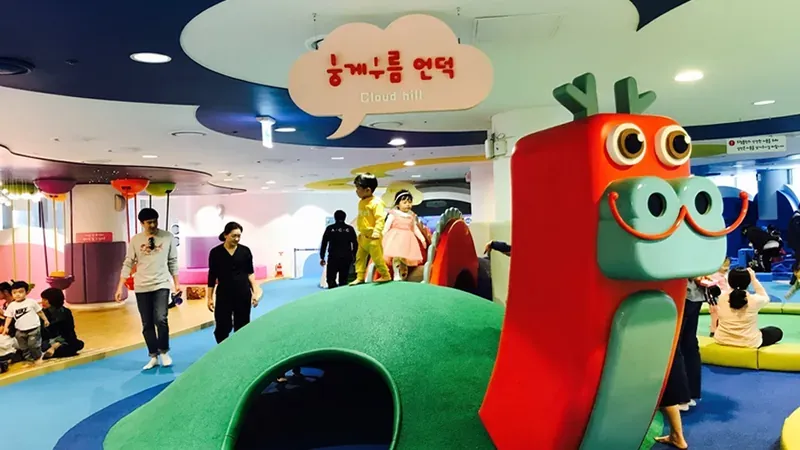 미취학 영유아 전용 실내놀이터 뭉게구름 언덕과 오감 자극 놀이존