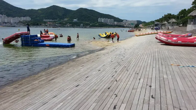 친수공원 중앙 광장 잔디마당 및 수변 휴식 쉼터